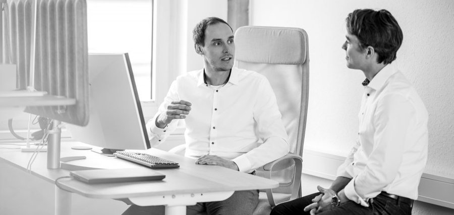 Zwei Ingenieure besprechen eine Planung am Bildschirm