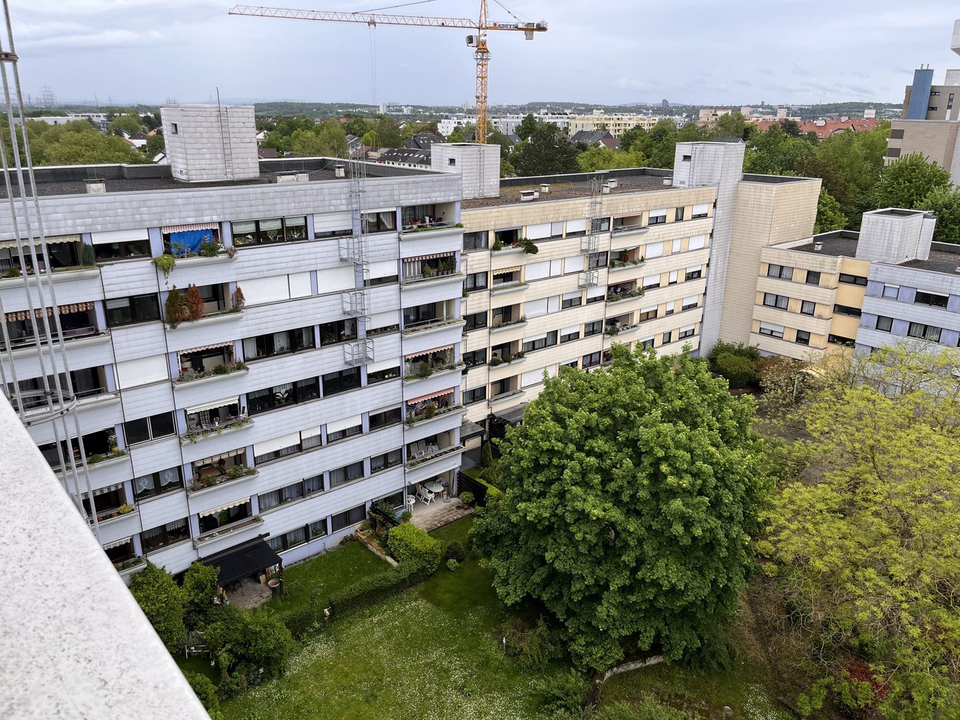 Wohnungsbestand mit Baukran – Sanierung in Serie