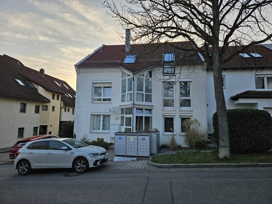 Mehrfamilienhaus mit Vorgarten