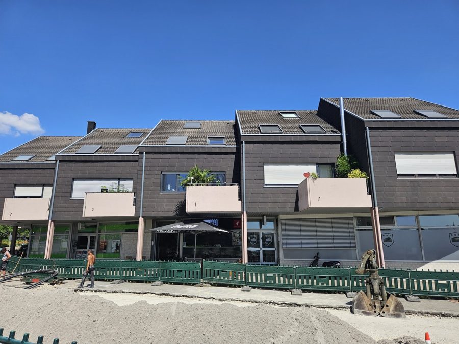 Wohn- und Geschäftshaus mit Ladenzeile im Erdgeschoss und Wohnungen darüber