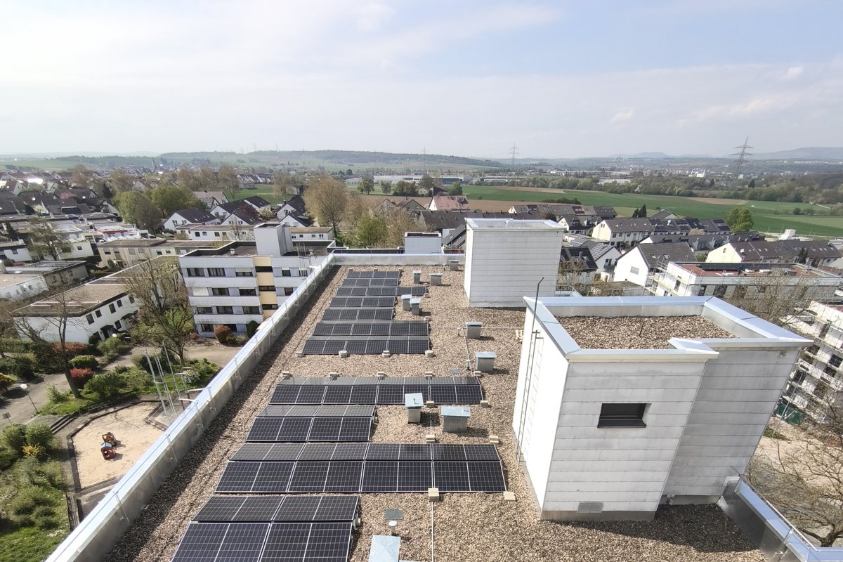 Flachdach einer Wohnanlage mit 217 Wohneinheiten nach der Sanierung mit Photovoltaik