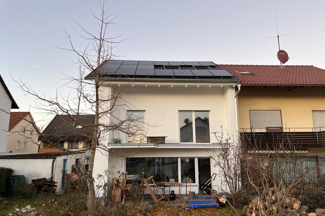 Einfamilienhaus nach der Sanierung – neue Fassade und Photovoltaik