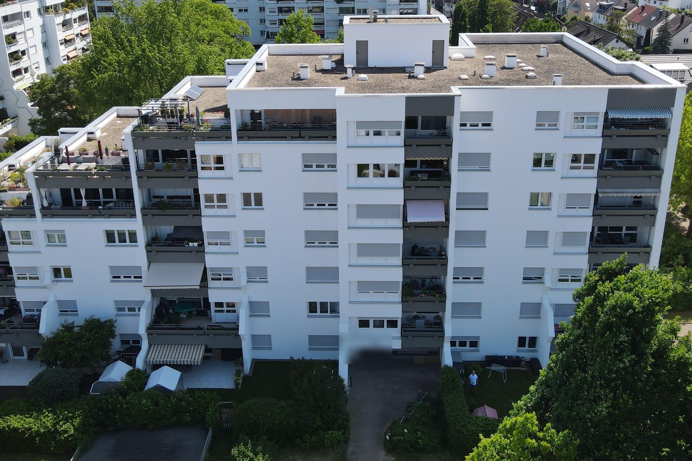 Mehrfamilienhaus mit 62 Wohneinheiten nach der Sanierung der Gebäudehülle