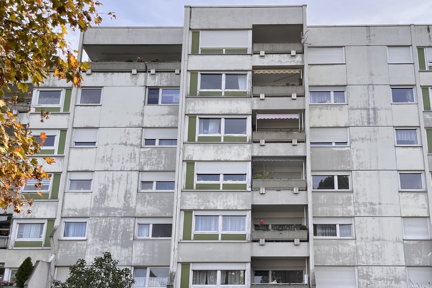 Wohnanlage vor der Sanierung – verwitterte Fassade
