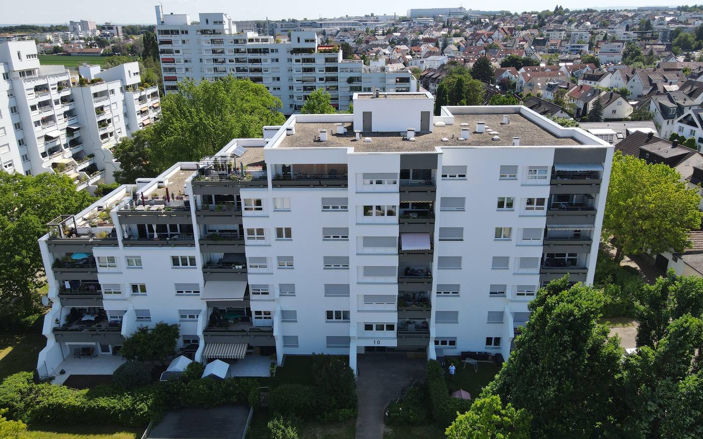 Luftbild eines energetisch sanierten Mehrfamilienhauses