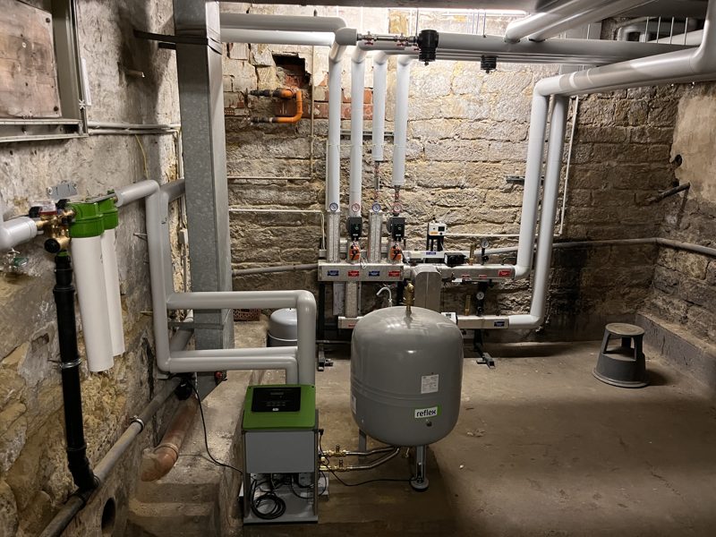 Fernwärme-Übergabestation im Keller