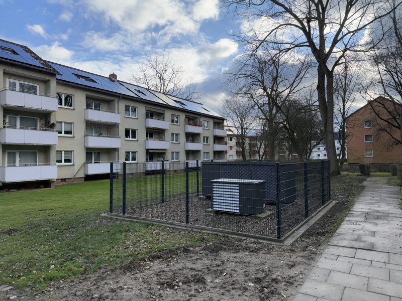 Außeneinheit einer Luft-Wärmepumpe an einem Mehrfamilienhaus