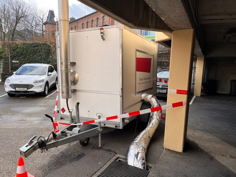 Mobile Übergangsheizung vor einem Gebäude während des Heizungstauschs
